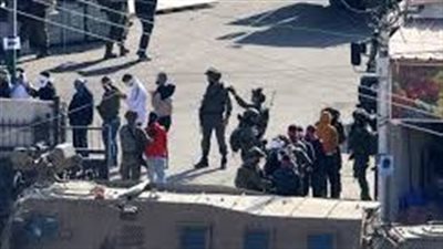 الاحتلال يعتقل 25 مواطنا على الأقل من الضّفة بينهم سيدة