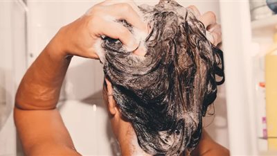 هل يجب غسل الشعر بالشامبو مرتين؟ إليك ما يوصي به أطباء الجلدية