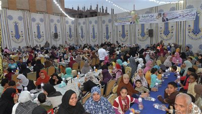 محافظ أسيوط يشارك الإفطار الجماعي بديروط ويشهد توزيع 30 جهاز عروسة