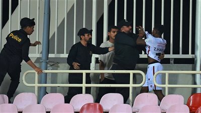 إيقاف زكريا هوساوي مباراتين بسبب اشتباكه مع أحد المشجعين