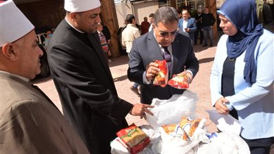 محافظ الدقهلية يشهد استلام مواد غذائية لتوزيعها على الأسر الأولى بالرعاية