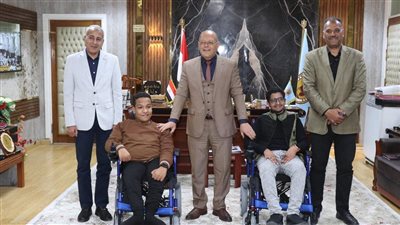 جامعة سوهاج تسلم كراسي متحركة كهربائية للطلاب ذوي الهمم