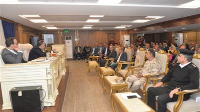 محافظ أسيوط يوجه بإقامة سوق دائم للسيارات وإستغلال الأراضي المستردة من الإزالات