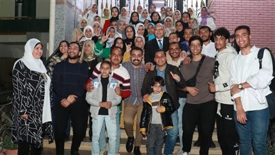 رئيس جامعة سوهاج يتناول الإفطار وسط الطلاب المغتربين بالمدينة الجامعية