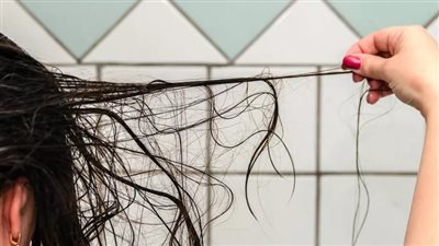 ما هو المعدل الطبيعي لتساقط الشعر أثناء الاستحمام؟ الخبراء يجيبون