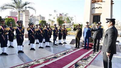 محافظ الفيوم يضع إكليلًا من الزهور على النصب التذكاري للشهداء بميدان قارون