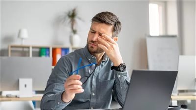 عادة فرك العينين: مخاطر وتحذيرات تعرف عليها