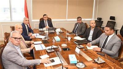 وزير الإسكان يتابع موقف أعمال صيانة الطرق والمحاور بالمدن الجديدة