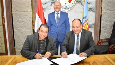 رئيس جامعة سوهاج يوقع 6 عقود رعاية مبتكرين 