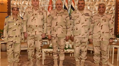 الفريق أحمد خليفة يتناول وجبة الإفطار مع مقاتلي هيئة الإمداد والتموين