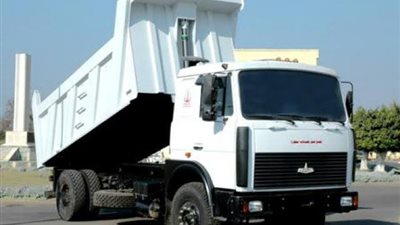 ضبط سائق نقل ألقى مخلفات غسيل السيارة بالطريق العام في التجمع