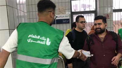 مترو الأنفاق يوزع ٦٠ ألف وجبة لإفطار صائم بعدد من المحطات