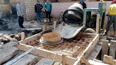 استمرار العمل لاستكمال تنفيذ خط الطرد للصرف الصحي بقرية أورين بشبراخيت