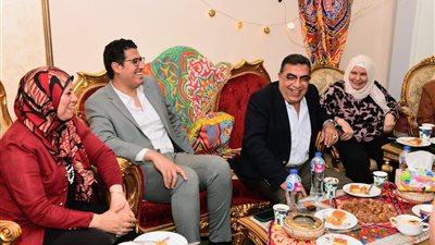 محافظ الدقهلية يلبي دعوة الإفطار بدار أهالينا لكبار السن بالمنصورة