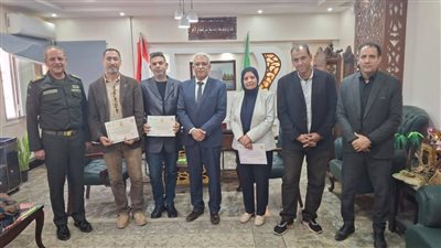  الإسماعيلية تكرم مدير مدرسة السلام الرسمية لغات لتميزهم في انضباط الدراسة 