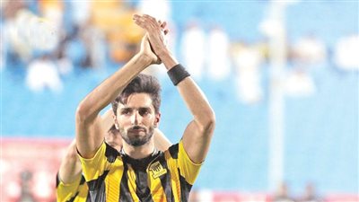 200 حذاء مدفون وإصابة غامضة.. نجم الاتحاد يتحدث عن السحر في السعودية