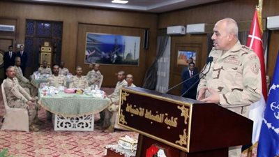 الفريق أحمد خليفة يتناول الإفطار مع أعضاء هيئة تدريس وطلبة كلية الضباط الاحتياط 