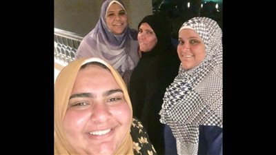 الأم المثالية بالأقصر.. رحلة  30 عامًا من العطاء توجت بتخريج ثلاث طبيبات