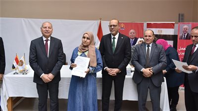 وزير العمل ومحافظ القاهرة يُسلمان عقود تشغيل لذوى الهمم 