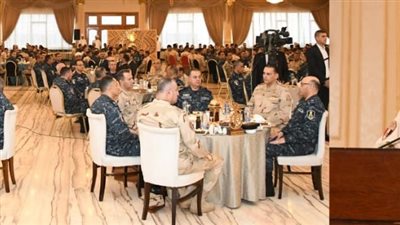 وزير الدفاع يتناول وجبة الأفطار مع مقاتلى القوات البحرية والمنطقة الشمالية العسكرية    