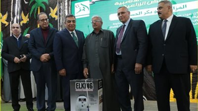 رئيس الوفد ومحافظ الدقهلية يكرمان المزارعين المتميزين باحتفالية 