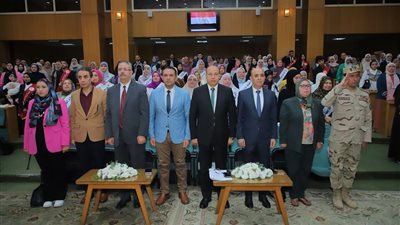 رئيس جامعة المنصورة يشهد فعاليات الاحتفال بعيد الأم