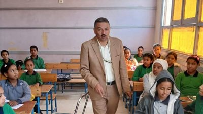 مدير تعليم نجع حمادي يتابع سير الدراسة والانضباط الإداري بالمدارس 