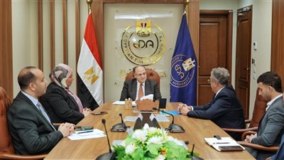 هيئة الدواء تبحث مع إحدى الشركات سبل التوسع في الصناعات الدوائية الحيوية