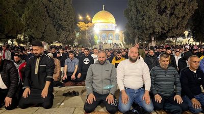 الآف المصلين يؤدون صلاتي العشاء والتراويح بالأقصى 