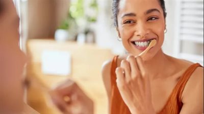 طرق طبيعية لتبييض الأسنان: حلول فعّالة وآمنة