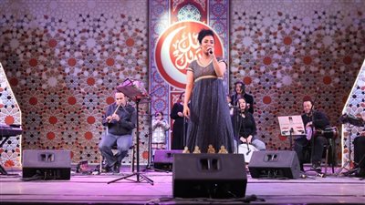 أغاني من التراث الشعبى بصوت فاطمة عادل تنير ساحة الهناجر