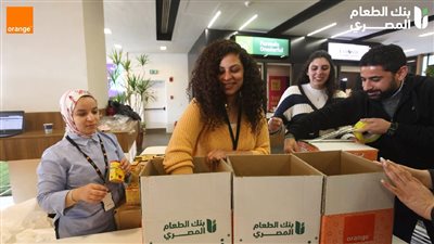 أورنچ توزع كراتين الغذاء على الأسر الأكثر احتياجًا في رمضان 