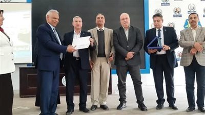 تعليم الشرقية يكرّم الدكتور خالد عزام تقديرًا لعطائه الوظيفي