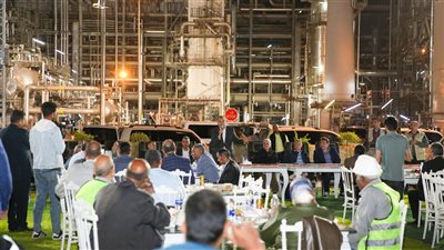 وزير قطاع الأعمال يلتقى محافظ أسوان ويشارك العاملين الإفطار الرمضاني