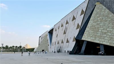 الجامعة الأمريكية بالقاهرة تتعاون مع المتحف المصري الكبير لتدريب المرشدين 