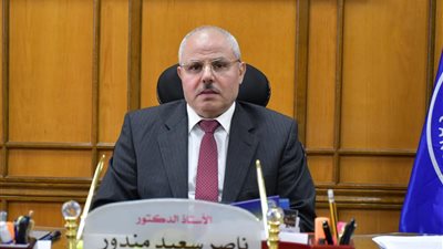 رئيس جامعة قناة السويس يشيد بالعاملين بالمستشفيات الجامعية