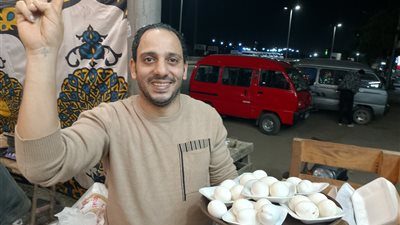 صديقان قبطيان يقدمان وجبات السحور للمواطنين في مائدة مفتوحة بالقليوبية