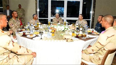 رئيس الأركان يتناول وجبة الإفطار مع أعضاء هيئة تدريس وطلبة معهد ضباط الصف المعلمين  