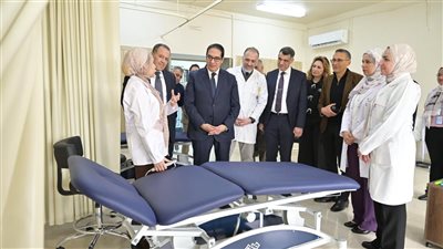 رئيس جامعة القاهرة يتفقد مشروعات تطوير مستشفى الثدي بالتجمع