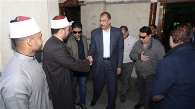 محافظ سوهاج يؤدى صلاة الجمعة بمسجد الشرطة 