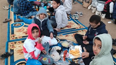 في حوش المدرسة.. إفطار جماعي لتلاميذ مدرسة ابتدائية بالمنوفية| بالصور 