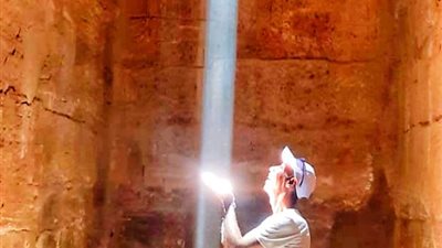 شاهد.. شمس الظهيرة تتعامد على معبدي بتاح ورمسيس الثالث بالكرنك