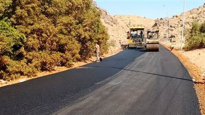 محافظ أسوان يتابع جهود مديرية الطرق لإستكمال خطة الرصف بنسبة 87 %