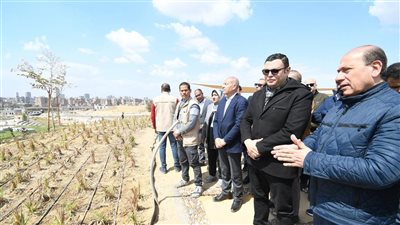 وزير الإسكان ومحافظ القاهرة يتفقدان مشروع حدائق 