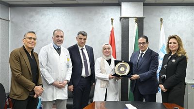 رئيس جامعة القاهرة يكرم الفريق الطبي الفائز بالجائزة الذهبية في مستشفى الثدي 