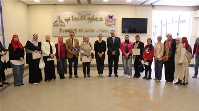 آداب عين شمس تحتفل بيوم الأم المثالية والأب المثالي