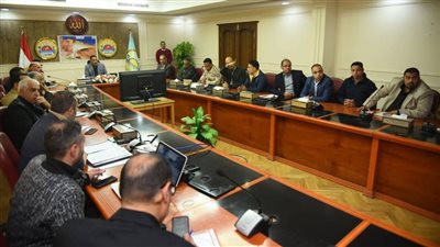 محافظ مطروح يناقش جهود أعمال مد شبكات البنية التحتية