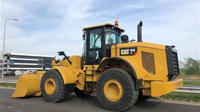 سائق لودر يصدم 5 سيارات في حدائق الأهرام