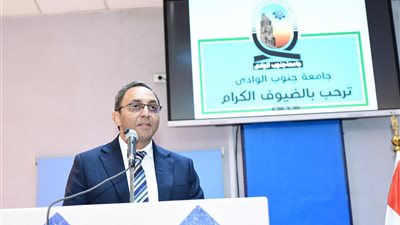 محافظ قــنا يتعهد بدحض الشائعات وإمداد الصحافة بالمعلومات الموثقة