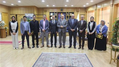 رئيس جامعة المنصورة يُكرّم فريق 